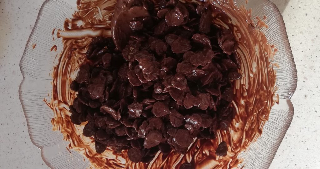 mélange du chocolat avec les flakes d’épeautre pour réaliser les roses des sables