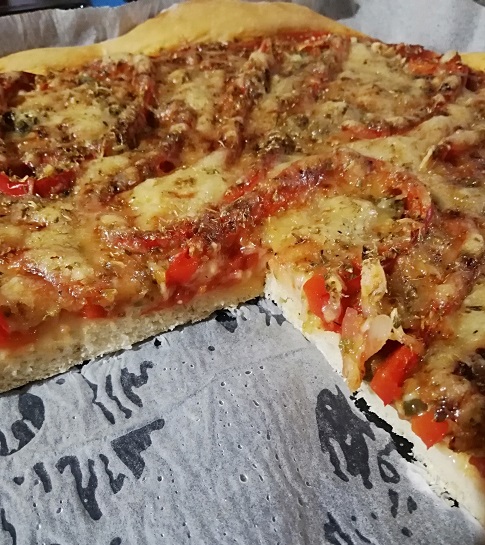 pâte à pizza épaisse et moelleuse