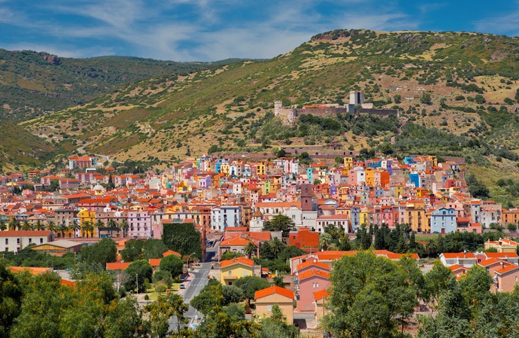 la charmante petite ville de bose en sardaigne