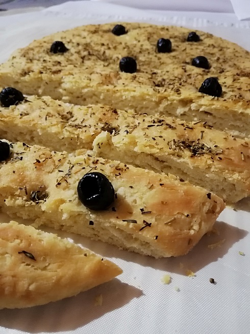 focaccia aux herbes et aux olives