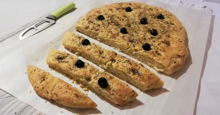 Focaccia aux herbes et aux olives