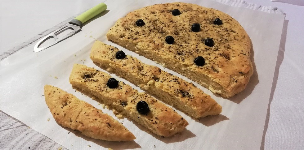 Focaccia aux herbes et aux olives