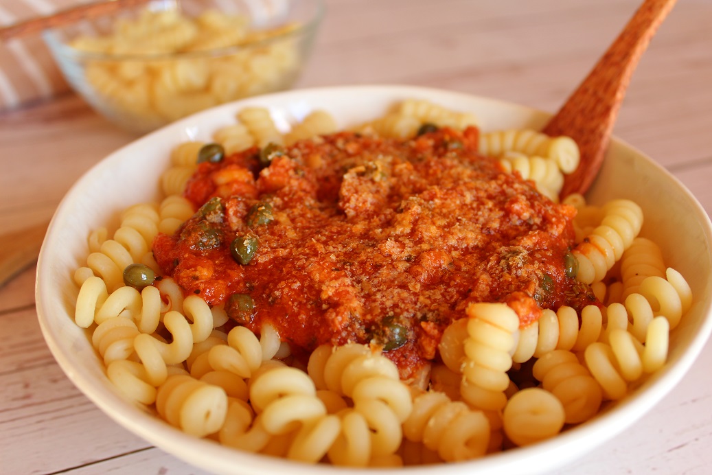 Pâtes à la tomate, thon et câpres — Recette en sauce — Alexia Tiga