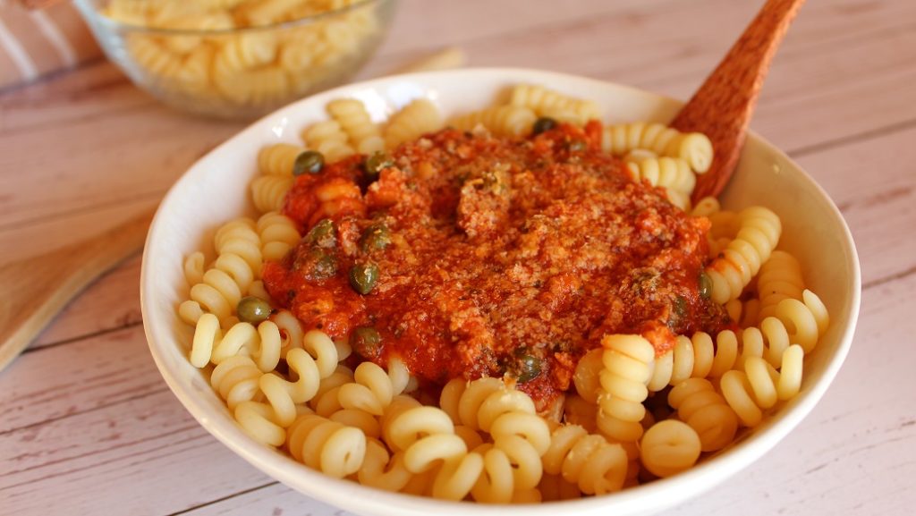 Pâtes à la tomate, thon et câpres — Recette en sauce — Alexia Tiga