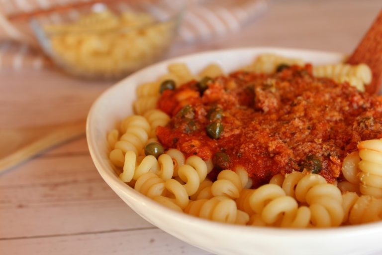 Pâtes à la tomate, thon et câpres — Recette en sauce — Alexia Tiga