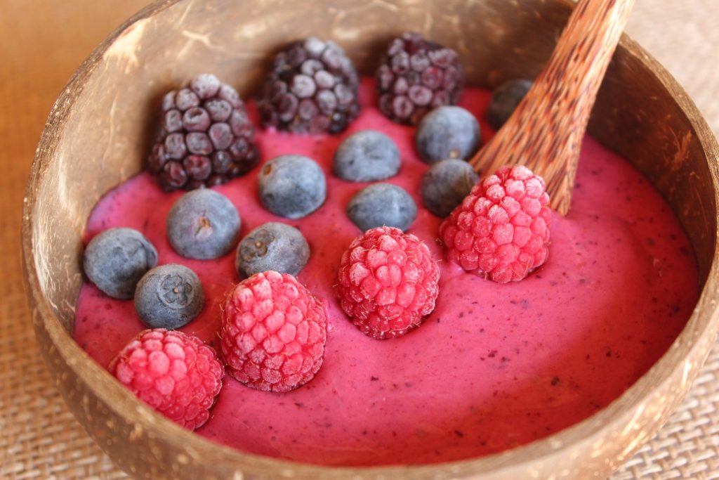 smoothie bowl aux fruits rouges