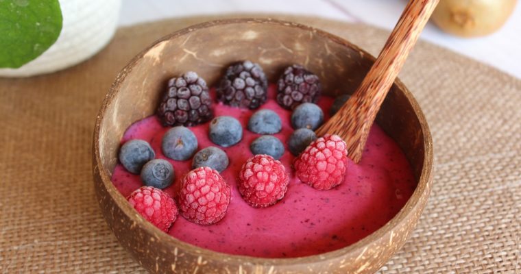 Smoothie bowl aux fruits rouges