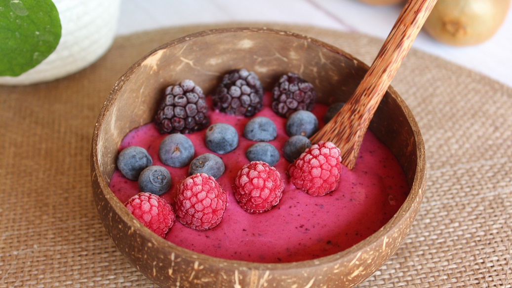 Smoothie bowl aux fruits rouges