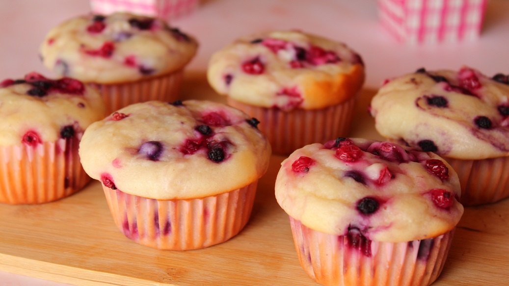 Muffins aux fruits rouges vegan et moelleux