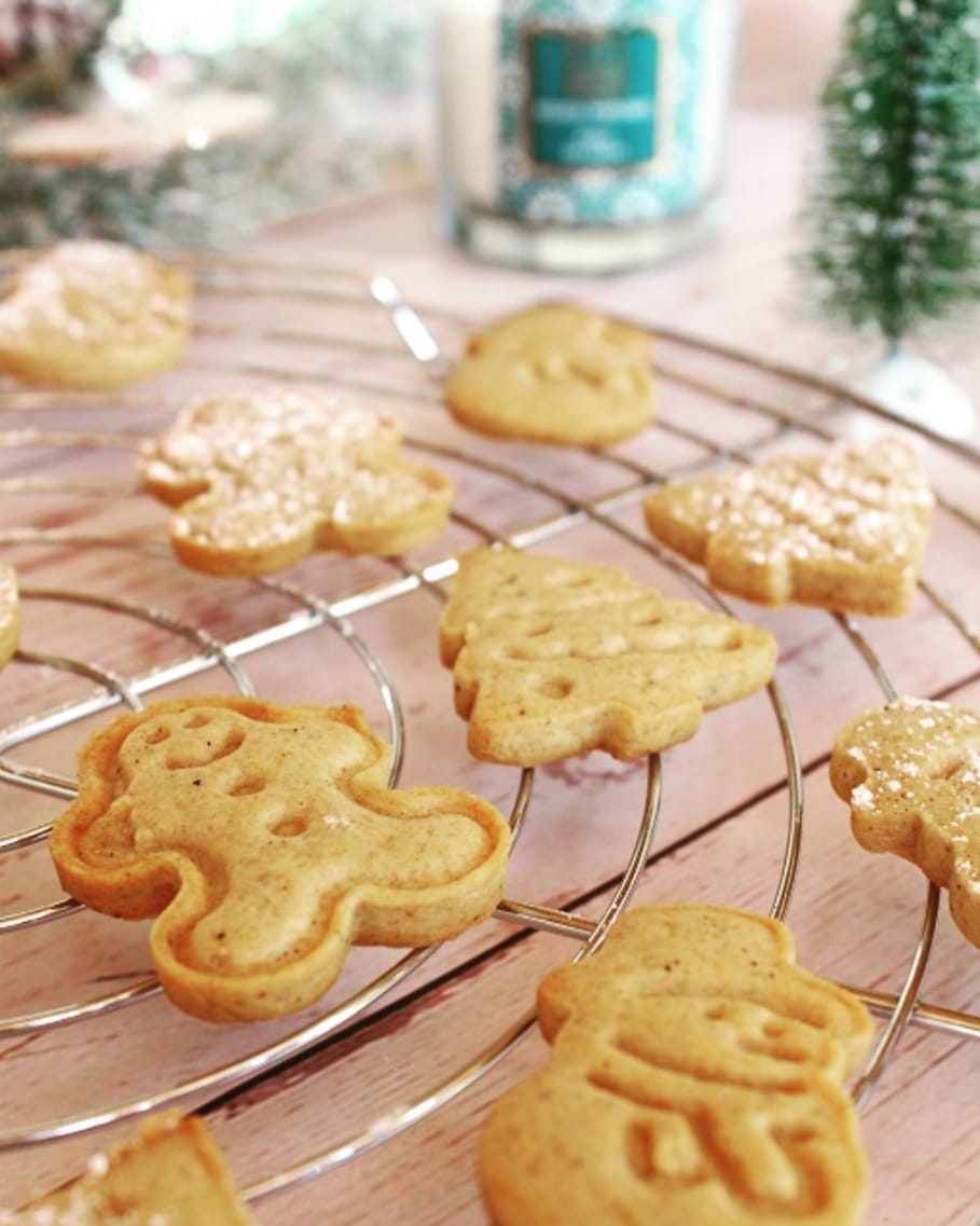 🎅 Sablés de Noël 🎅

La recette est en ligne et vous pouvez me croire, ces biscuits sont trop bons 😋

J'ai mis un mélange 4 épices mais vous pouvez ajouter l'épice de votre choix (cannelle ou fleur d'oranger). 🎄

Accompagné d'une bonne tasse de thé ou de café, ils sont délicieux ! 

Rendez-vous sur le site 👉 www.alexia-tiga.com

Belle soirée ✨

.
.
.
.
.

#biscuitdenoel #biscuit #gateau #cake #sablé #noel #xmas #christmas #christmastime #merrychristmas🎄 #merrychristmas #perenoel #papanoel #joyeuxnoel #joyeusefete #gouter #breakfast #patisserie #pastry #collation #mangersain #recetteblogueuse #Recipe #recette #blogueusefrancaise #blogueuse #ideerepas #love #food #foodporn