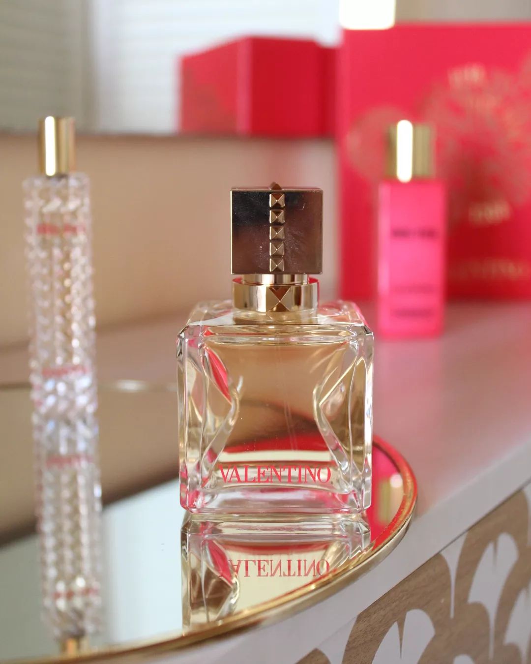〰️ Parfum n°3 〰️

Voce viva de Valentino, le petit dernier arrivé dans ma collection 🤩

Encore un favoris que j'adore. Je trouve qu'il a une note exotique 🍍en tout cas sur ma peau 😀

Comme vous le savez sûrement, un parfum aura une odeur différente sur chaque personne...

Vous l'avez déjà senti celui-ci ?

.
.
.
.

#valentino #voceviva #vocevivavalentino #ladygaga #parfum #parfumerie #parfumcollection #parfumaddict #parfumoriginal #sephora #nocibe #marionnaud #beauty #belleaunaturel #beautiful #beauté #cosmetique #senteur #odeur #feminin #femme #blogueusefrancaise #blogueuselifestyle #blogueusebeauté #love #partage #fragrance #picoftheday #happy #photodujour📸